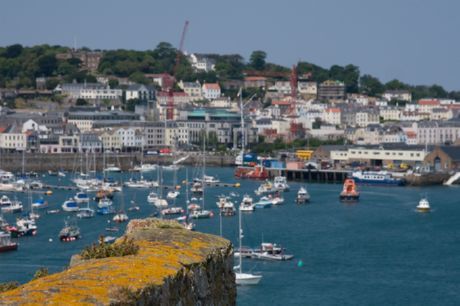 10. Guernsey: 80,42 vuotta