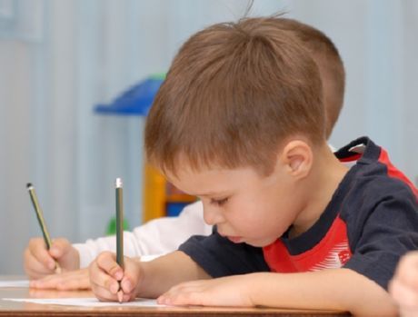 Kuinka oppia lapsi kirjoittamaan on ongelma monille nuorille vanhemmille